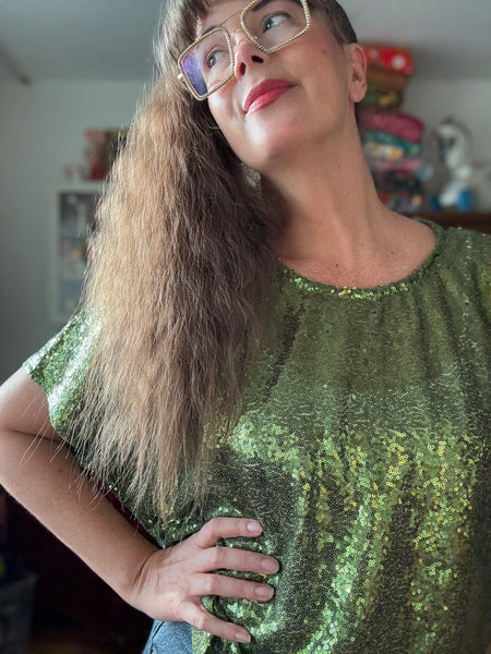 Boxig blus med gröna paljetter