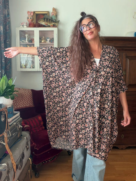 Sjok / kaftan med knappar, svart med blommor