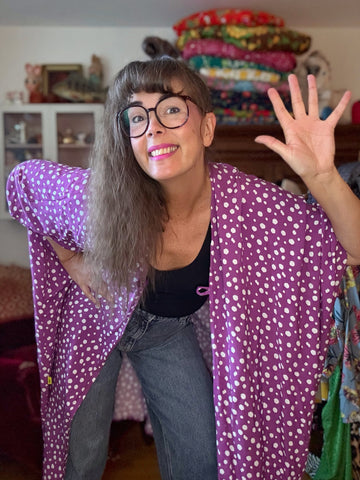 Sjok / kaftan lila med vita prickar