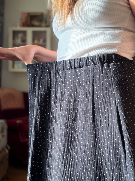 Långkjol i med resår & fickor, svart med vita prickar