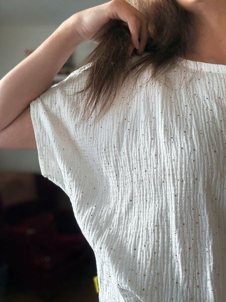 Vit boxig blus med guldprickar