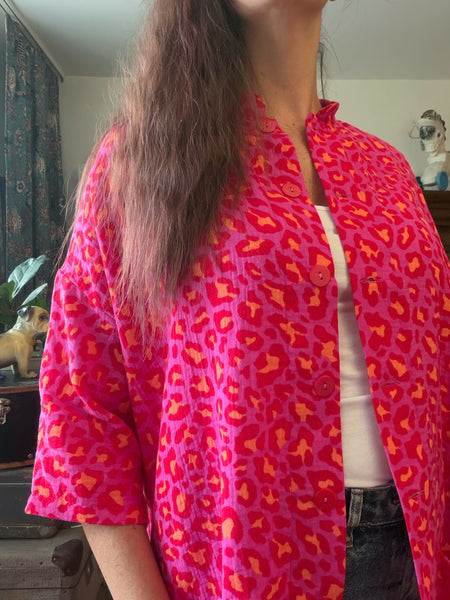 Städrock i bomullsmuslin med rosa leopardmönster