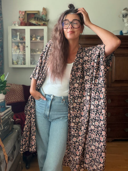 Sjok / kaftan med knappar, svart med blommor
