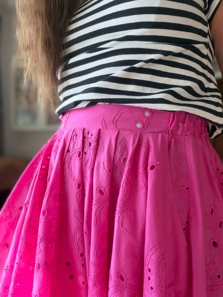 Vid kjol i cerise brodyr