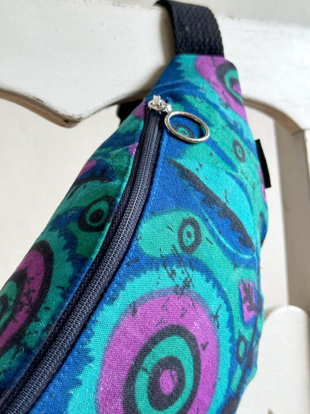 Magväska i blått, grönt & lila