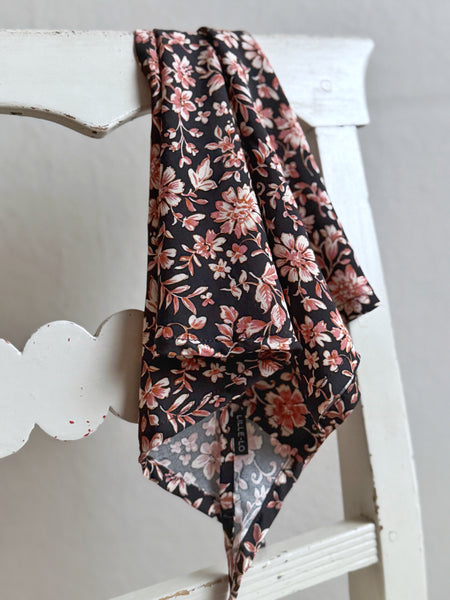Liten sjal / sjalett, svart med blommor