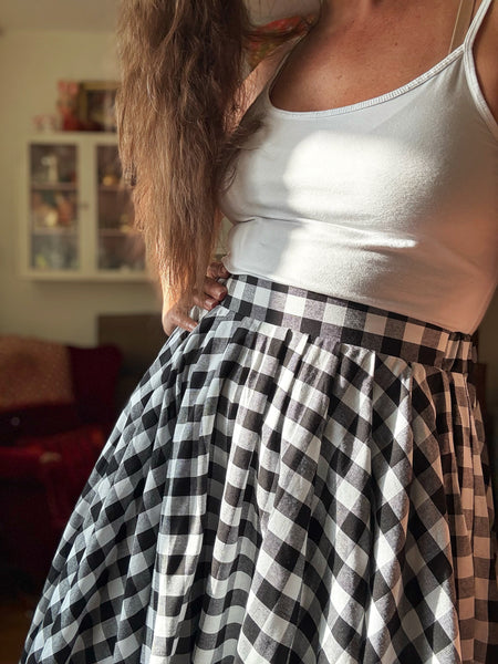 Rundskuren kjol i svart & vit rutigt bomull