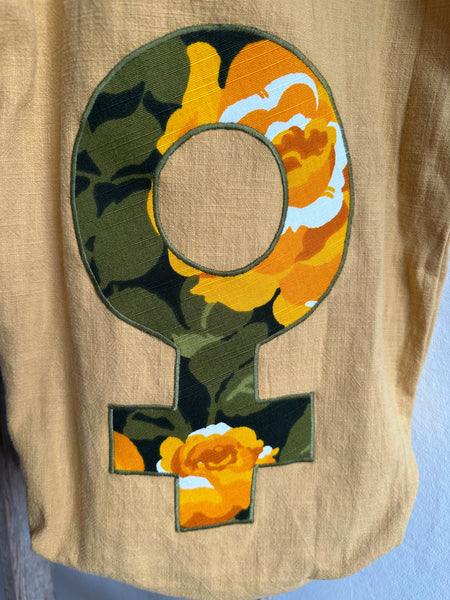 Tygkasse i gult linne med kvinnosymbol