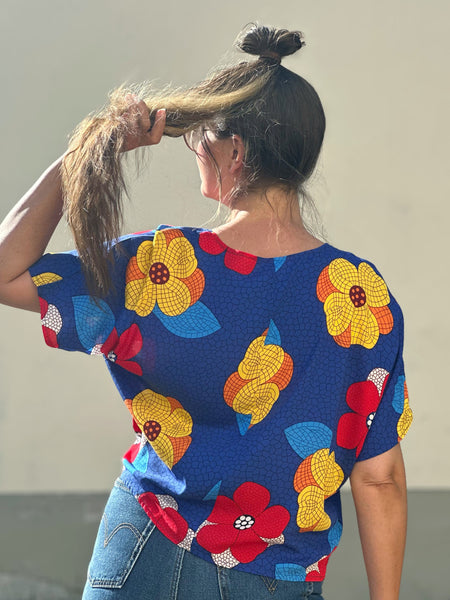 Blus, kornblå med blommor