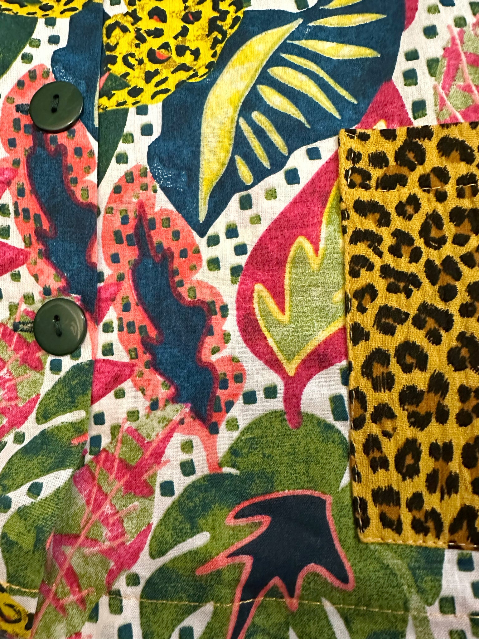 Blusjacka med leoparder