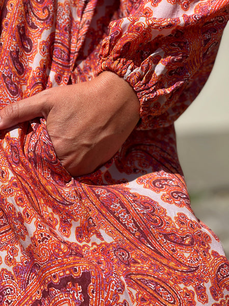 Långklänning med knappar i paisley