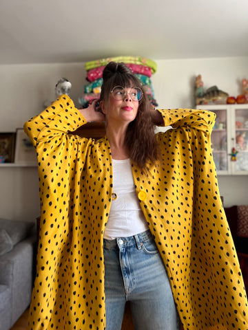Sjok / kaftan i collagetyg, gult med prickar