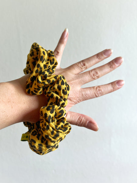 Scrunshie med leopardmönster