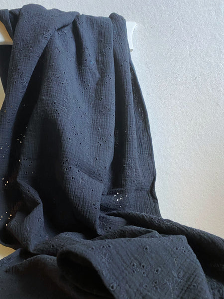 Sjal i broderad svart muslin