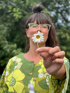 Blusjacka i vintagetyg med stora gröna blommor