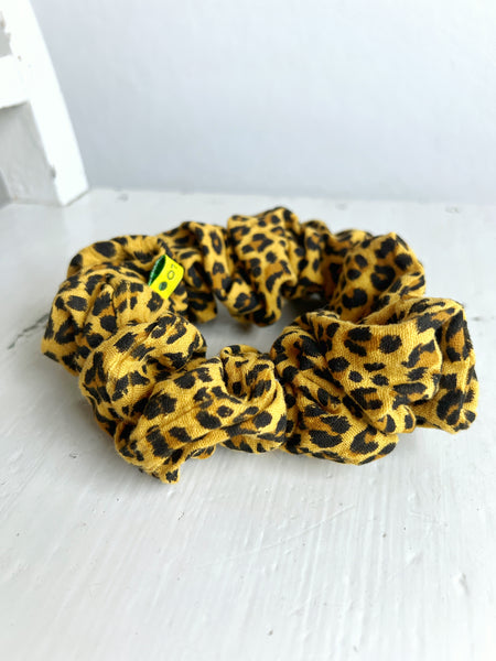Scrunshie med leopardmönster