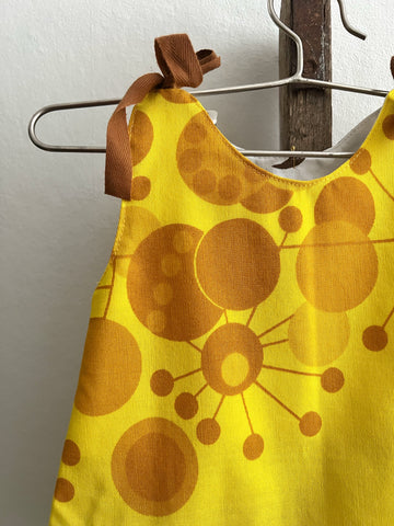 Barnklänning i gult vintagetyg. Stl 56/62
