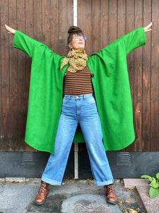 Ärtgrön ullkappa från Lille-Lo. Kaftan modell och lång, damkläder ytterplagg