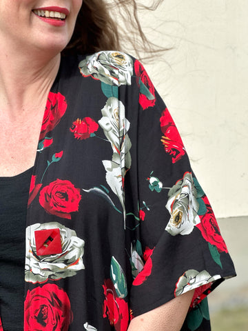 Sjok/kaftan, svart med rosor
