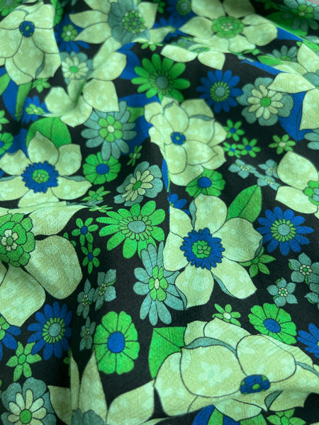 Luftig blus med gröna blommor