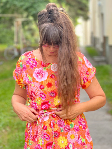 Trikåklänning med färgglada blommor