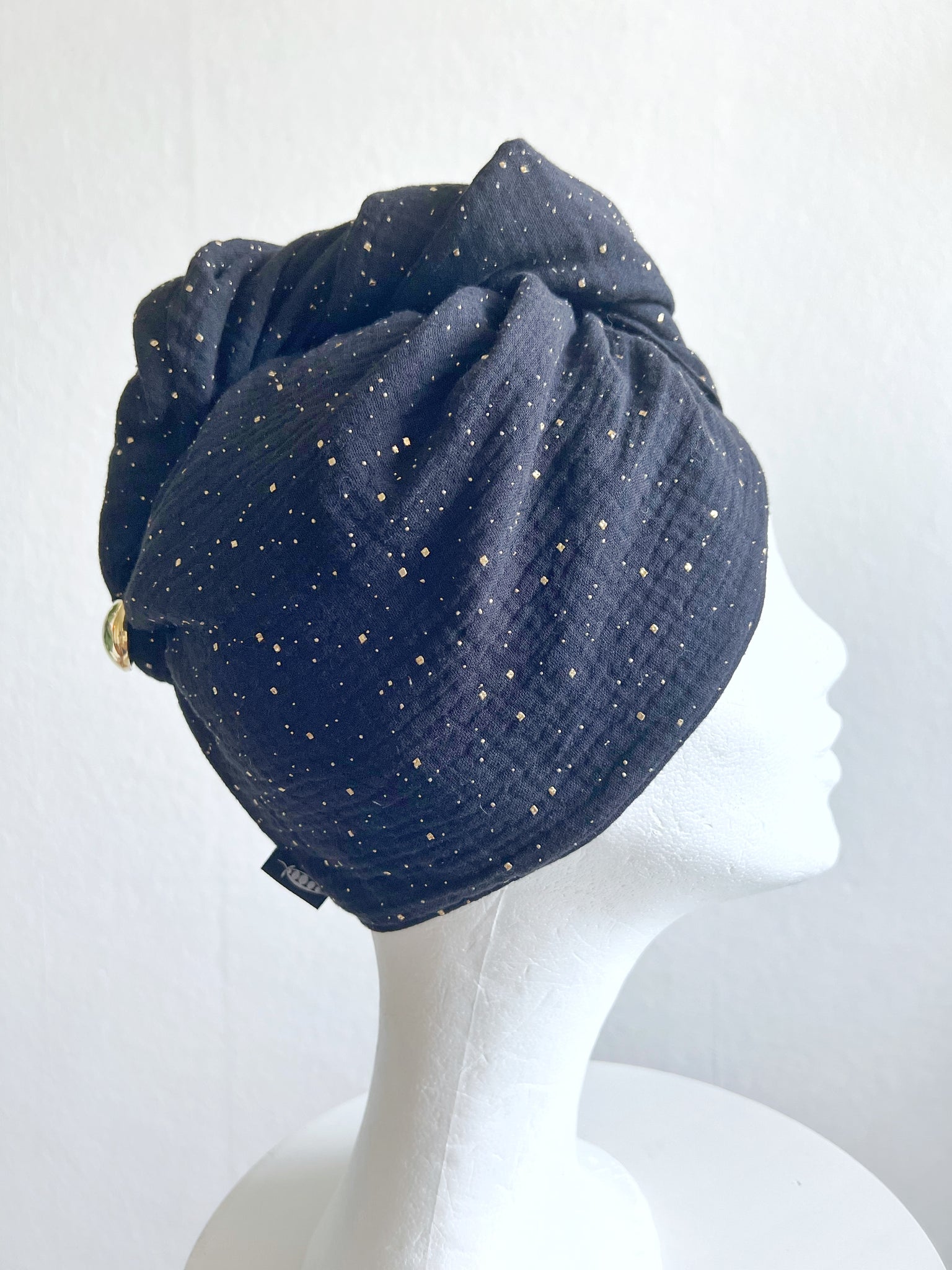 Turban i svart muslin med guldprickar