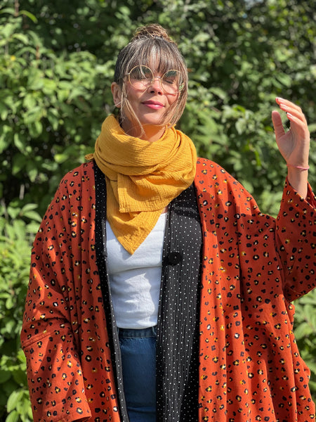 Extra långt sjok / kaftan svart med vita prickar