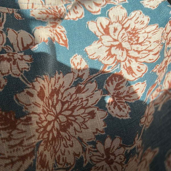 Blusjacka i blommigt linnetyg