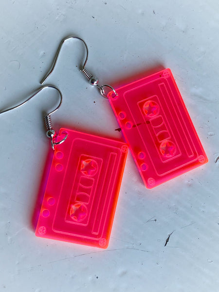 Örhängen, neonrosa kassettband