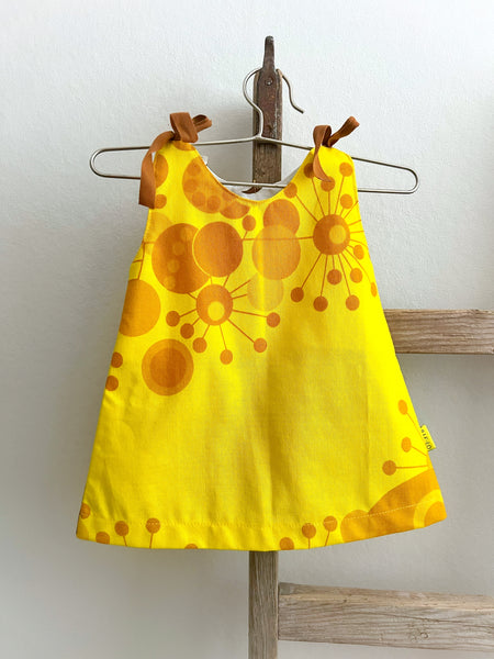 Barnklänning i gult vintagetyg. Stl 56/62