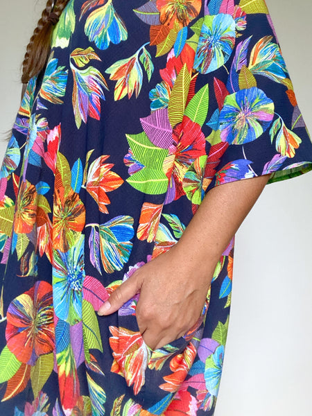 Stora färgglada blommor på denna kaftan, fin som strandkaftan eller som festkläder. Passar upp till stora storlekar