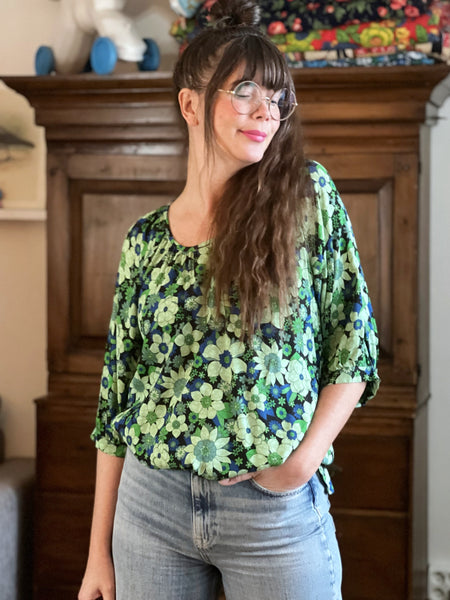 Luftig blus med gröna blommor
