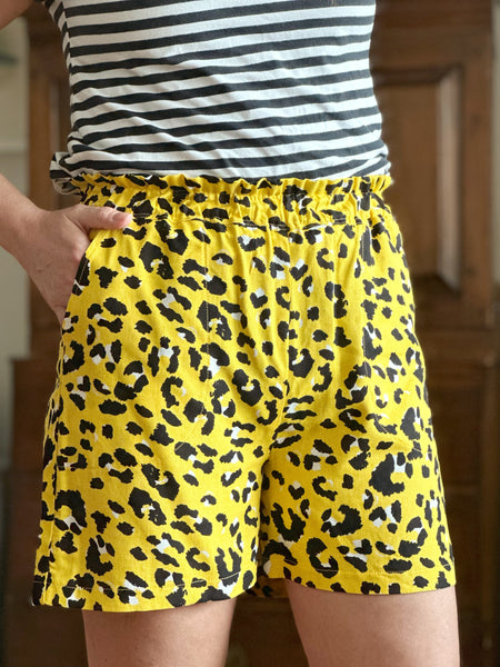 Shorts i linnemix, gula med leopardmönster