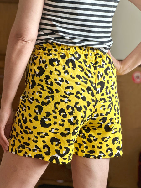 Shorts i linnemix, gula med leopardmönster