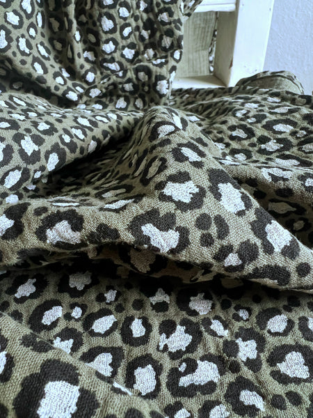 Stor sjal med grönt leopardmönster